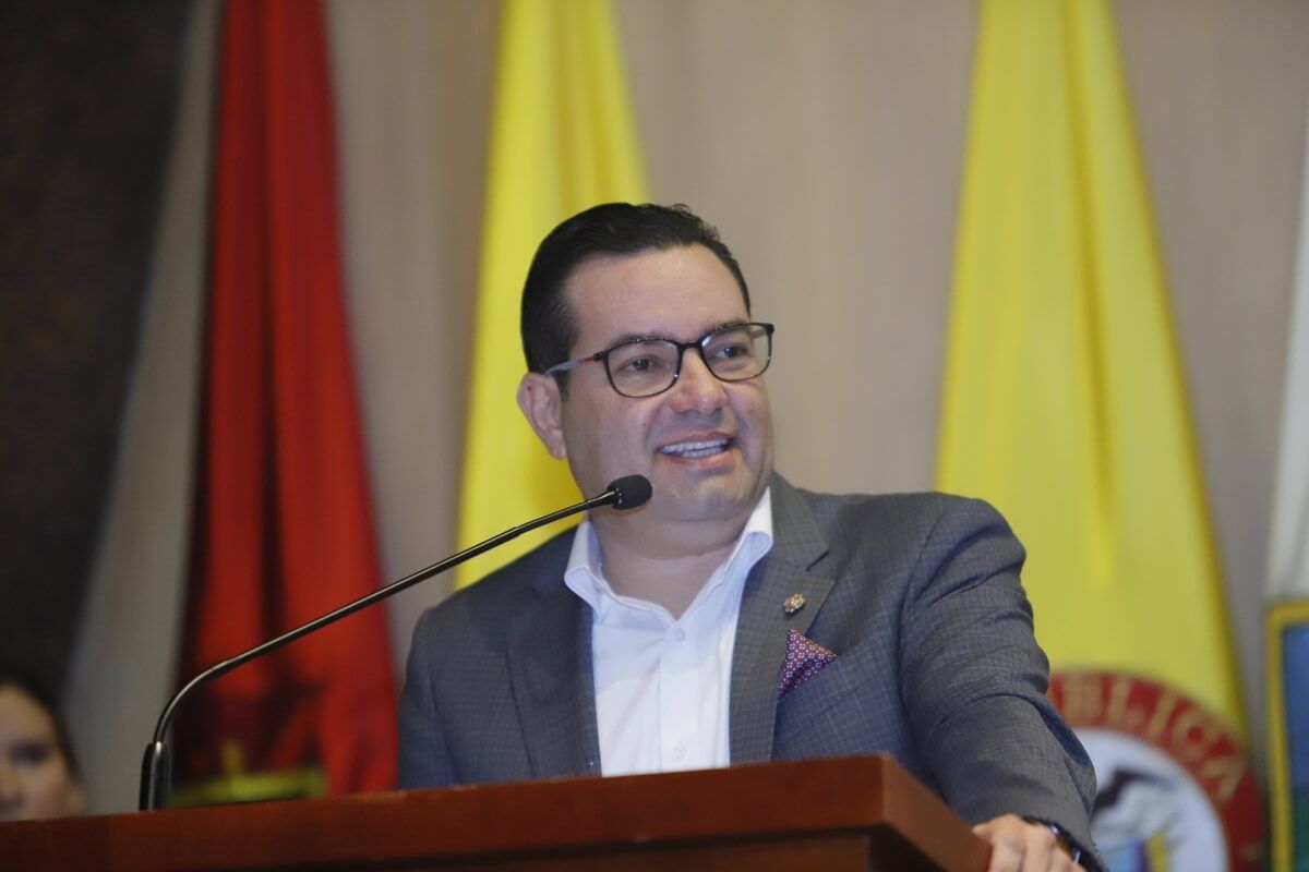 Debates jurídicos y políticos entre el federalismo, autonomía y Estado central